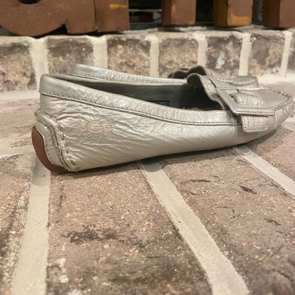 UGG Silver Leather Shearling Lined Loafer/Driving  Shoes Size 6 - Picture 3 of 5